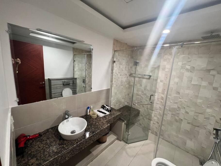 Sunset Luxury Gold Crest Mall Residency Лахор Екстериор снимка