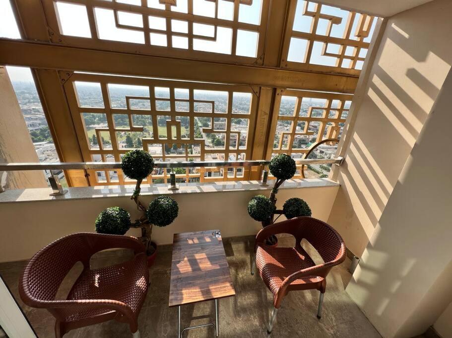 Sunset Luxury Gold Crest Mall Residency Лахор Екстериор снимка