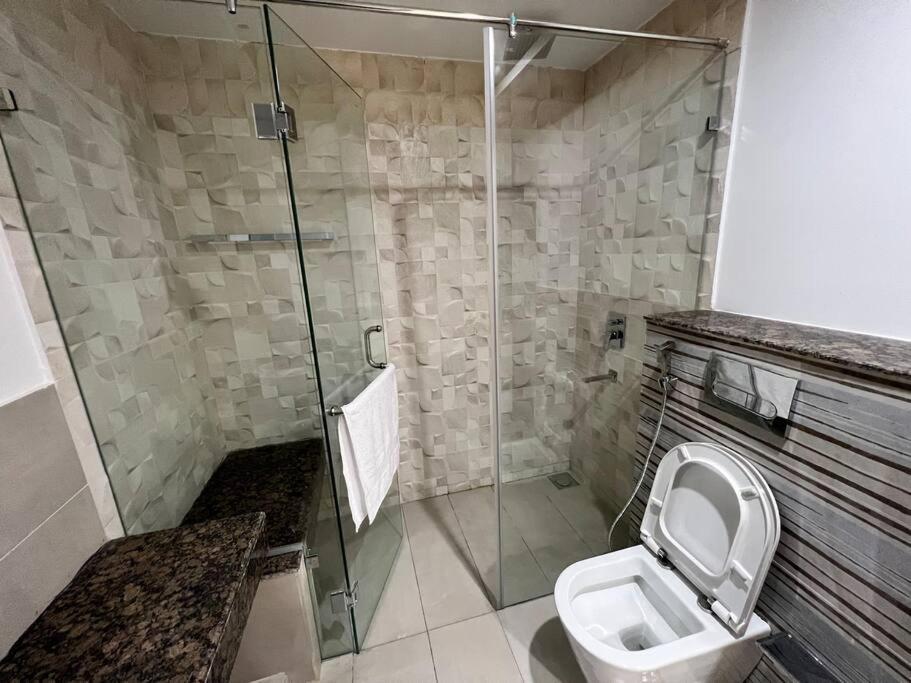 Sunset Luxury Gold Crest Mall Residency Лахор Екстериор снимка