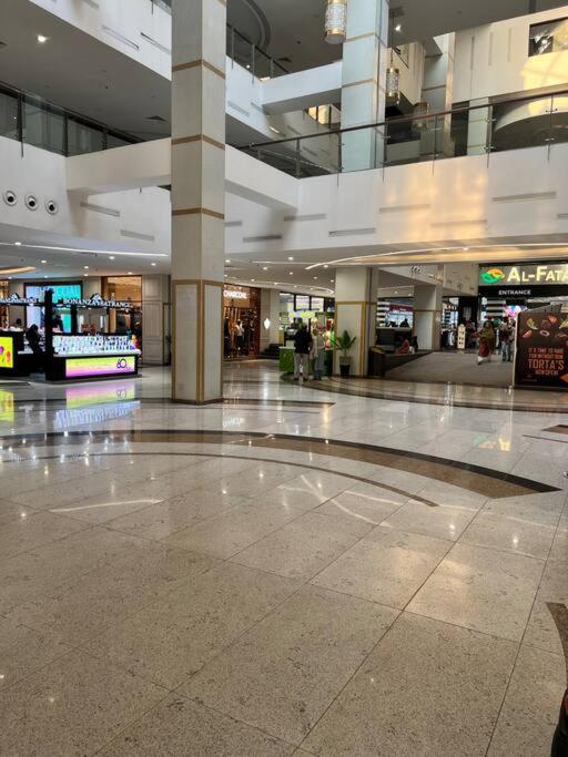 Sunset Luxury Gold Crest Mall Residency Лахор Екстериор снимка