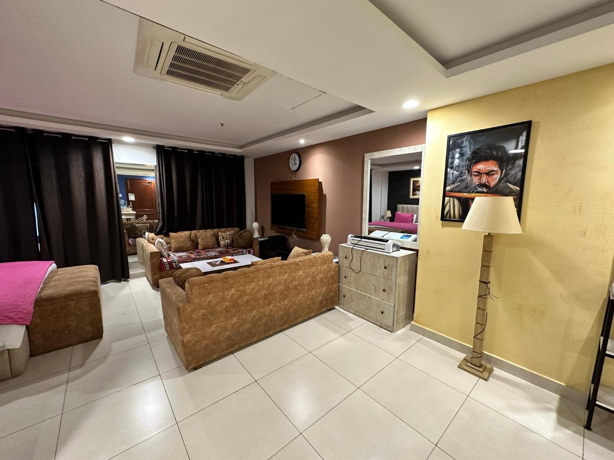 Sunset Luxury Gold Crest Mall Residency Лахор Екстериор снимка
