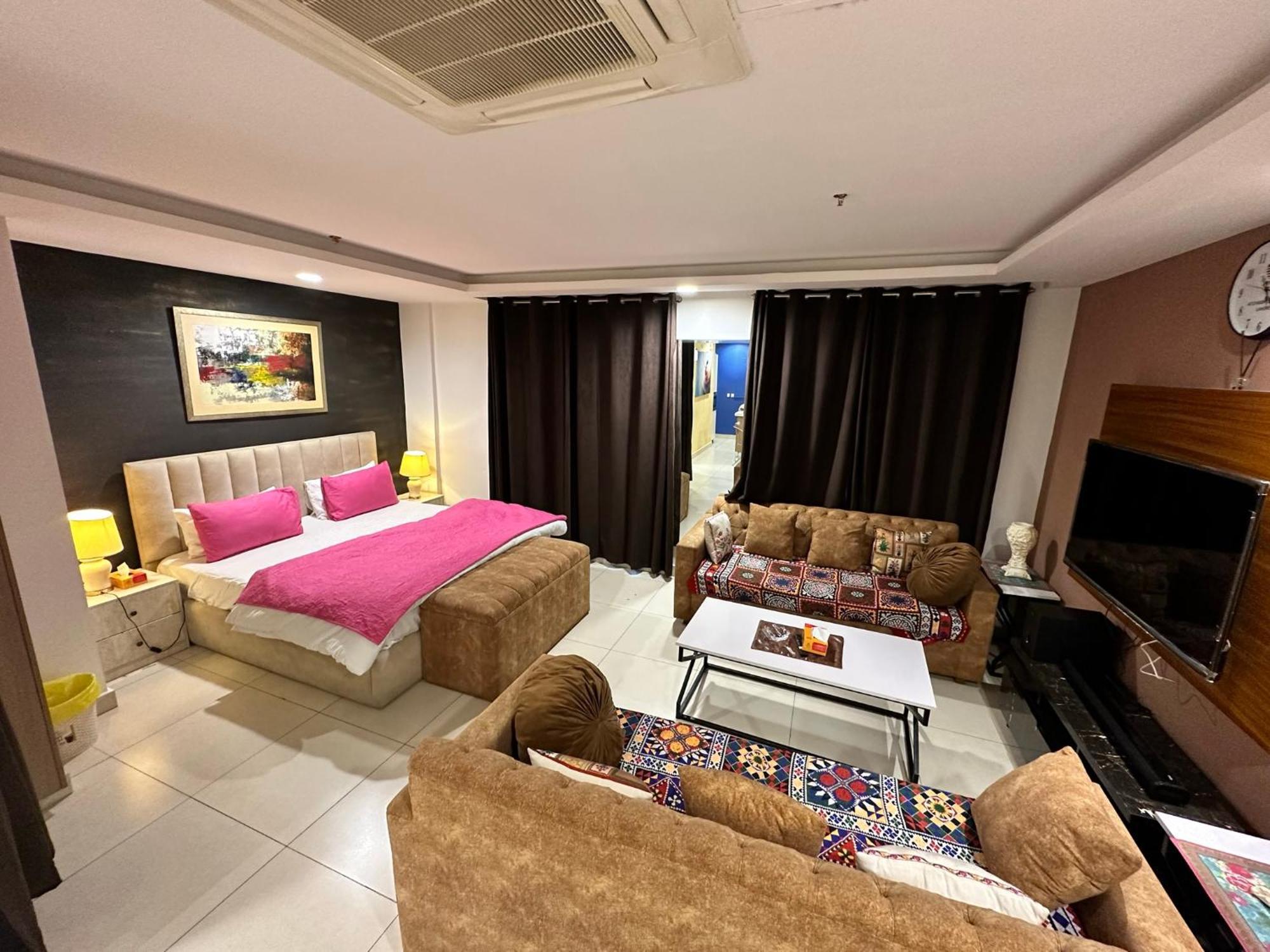 Sunset Luxury Gold Crest Mall Residency Лахор Екстериор снимка